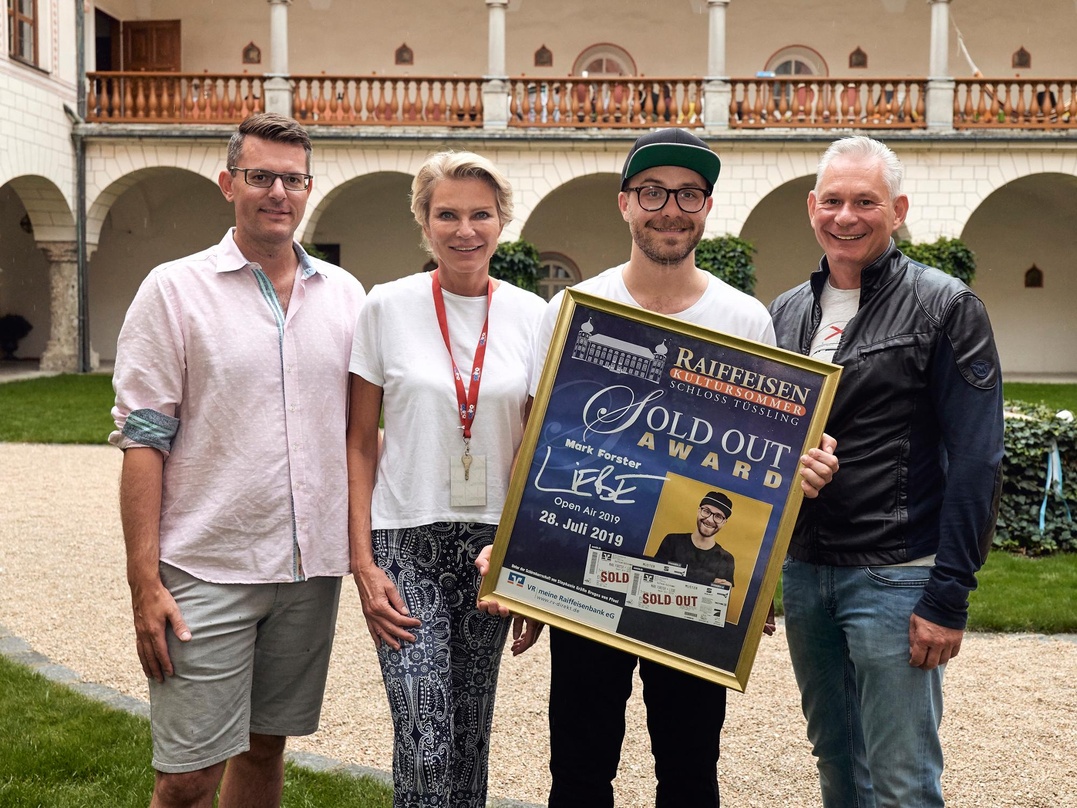 b6b95f1efc5e5f826e5ff5ddd3d0e1c8d7ba8a08b0580894dfd96d37570de3de Bei der Preisverleihung (von links): Oliver Forster (COFO), Stephanie Gräfin Bruges von Pfuel, Mark Forster und Wolfgang Altmüller (Raiffeisenbank)