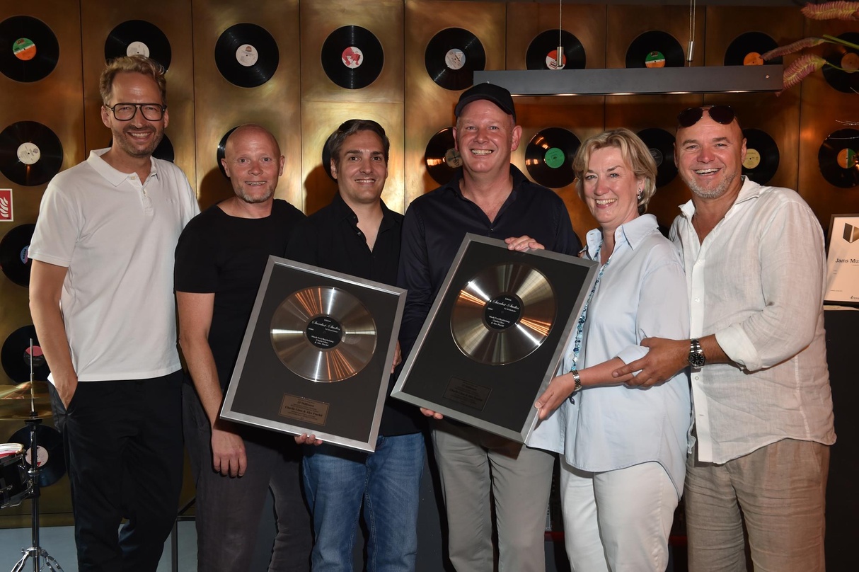 Bei der Verleihung (von links): Steffen Harning, Bent Schönemann, Alex Prechtl, Charlie Glass, Sabine Meier und Werner Lindinger (Hand In Hand Concept)