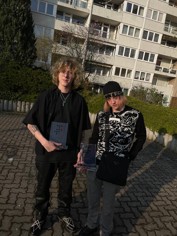 Posieren gemeinsam mit ihren Nummer 1 Awards: der neue Longplaychampion Edo Saiya (links) und der bei den Singles im Verbund mit Miksu und Macloud wieder führende t-low