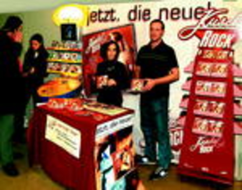 Kampagne bei Saturn in Frankfurt: Promoterin Aneta Motylevska mit Abteilungsleiter Sascha Plohner (r.)