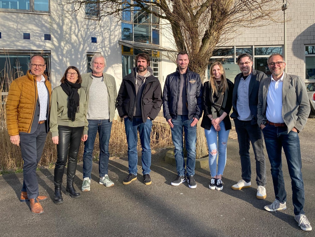 Trafen sich in Hamburg, um die gemeinsame Zukunft zu besiegeln (von links): Michael Hosp (kdg), Manuela Nikele (375 Media), Jörn Heinecker (Indigo, 375 Media), Manuel Amian (Cargo Records)...