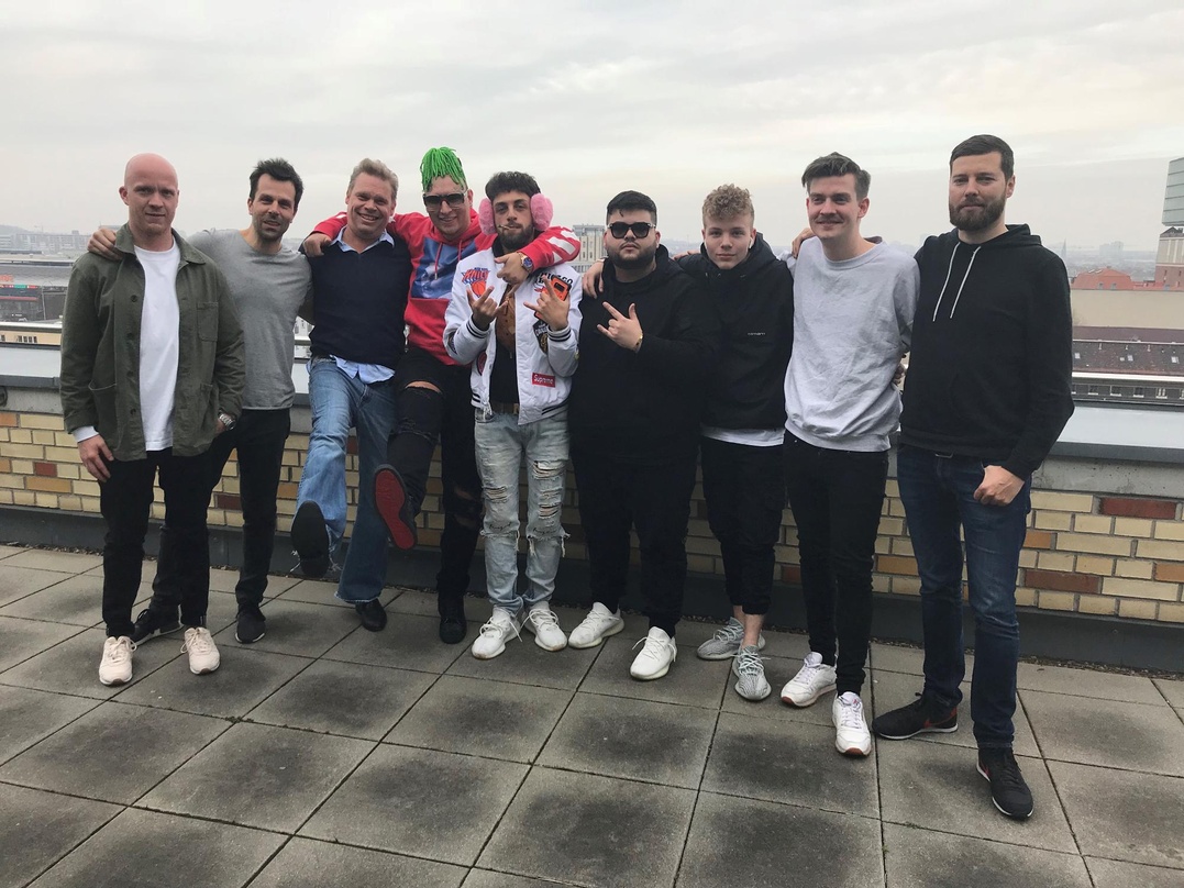 Besiegelten die Zusammenarbeit (von links): Alexander Neipp, Daniel Schmidt, Tom Bohne, Alec "Lil Lano" Valestra, Kariem "Trippie Boi", Nima Ghomashtchi, Marlon, Magnus Textor und Christia...