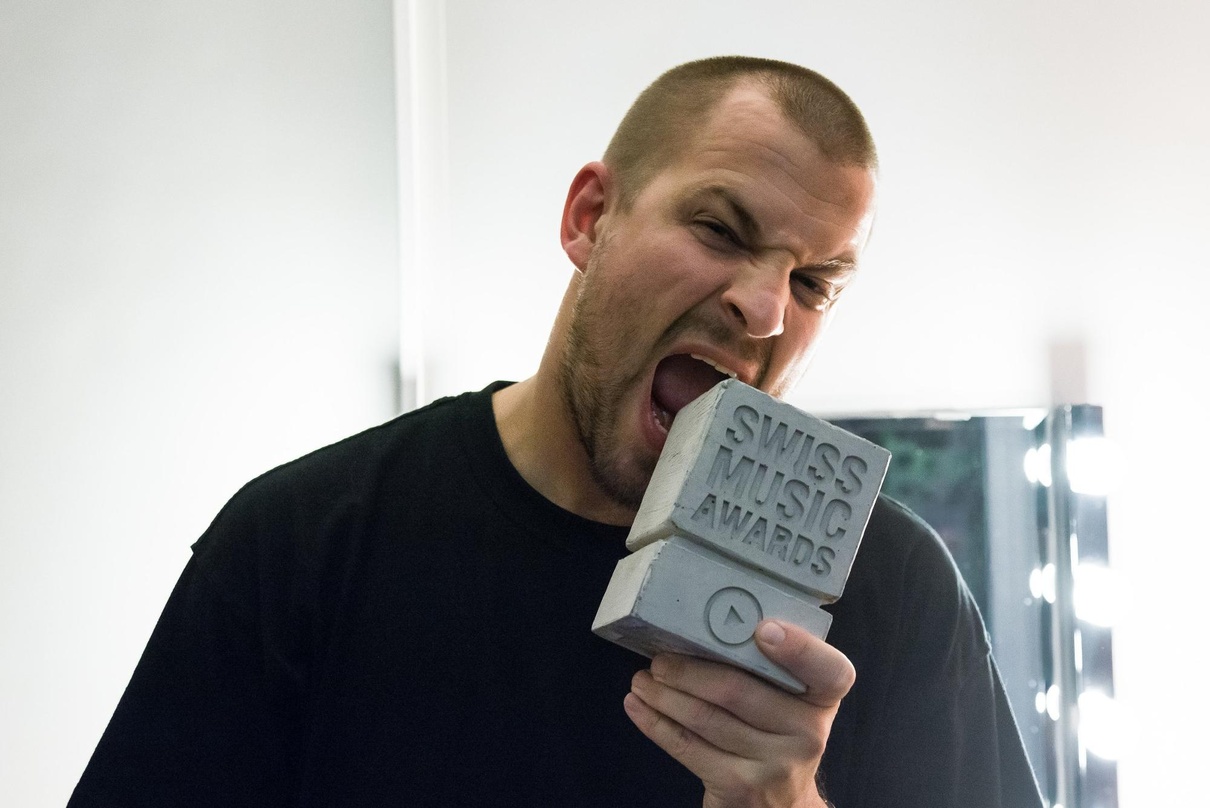 Schraubt seine Erfolgsbilanz bei den Swiss Music Awards rauf: Rapper Stress mit seinem mittlerweile neunten Betonklotz