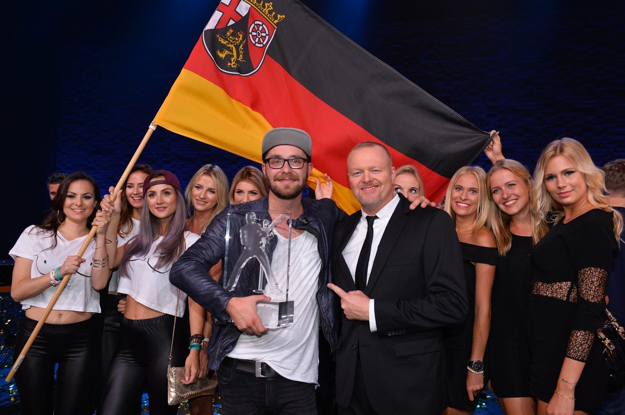 Beim Finale des "Bundesvision Song Contest 2015": Stefan Raab mit Sieger Mark Forster