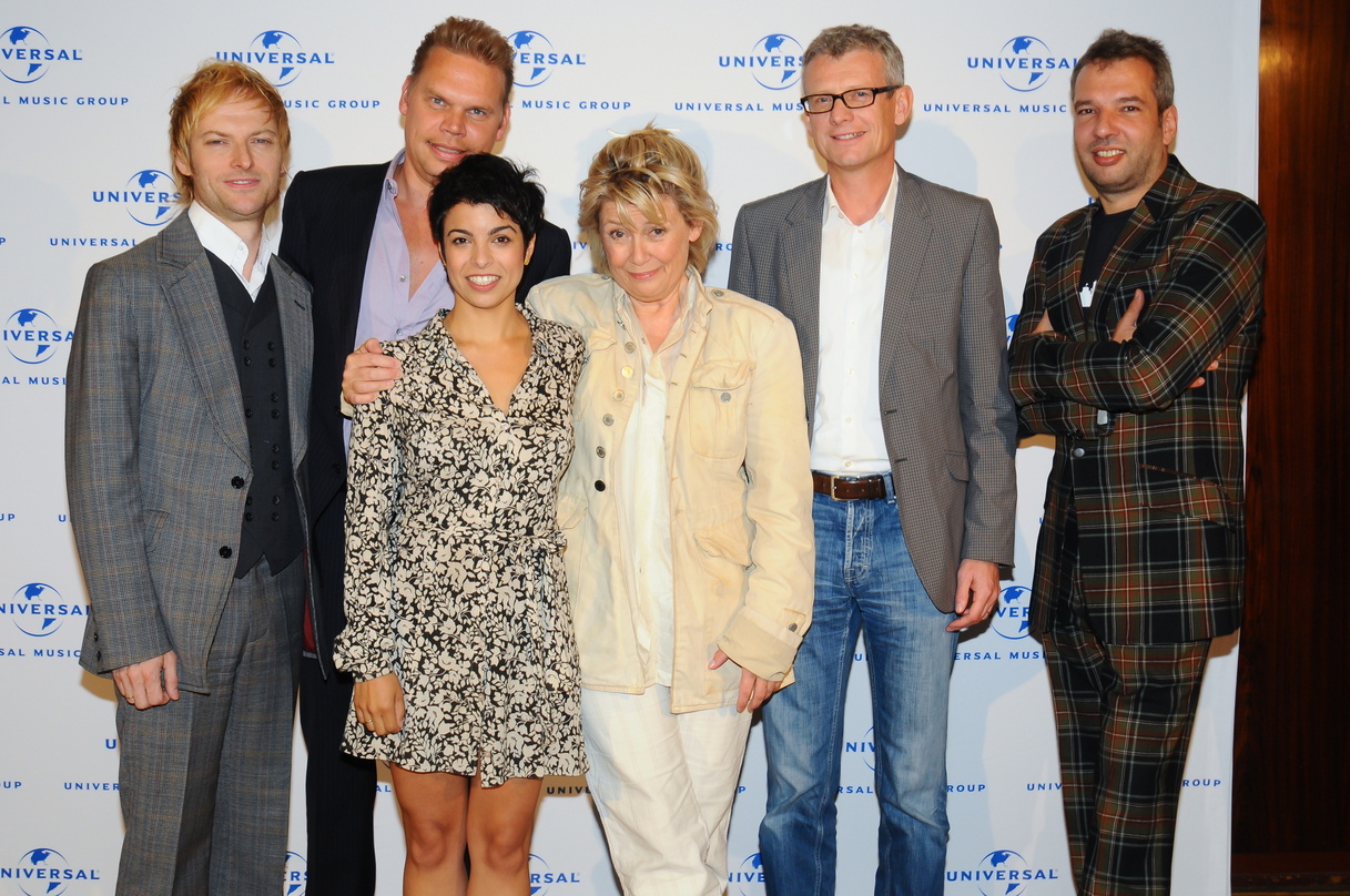 Sie gratulierten Gitte Haenning (M.) zum Auftritt (v.l.n.r.): Chritian Lohr (Produzent), Tom Bohne (Senior Vice President Universal Music), Maya Singh (Sängerin), Gitte Haenning, Jörg Hell...