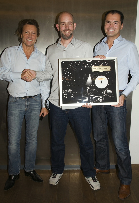 Hoffen auch in Zukunft auf Edelmetall: JKP und Warner||JKP-Geschäftsführer Patrick Orth (M.) überreichte Bernd Dopp, Chairman & CEO Warner Music Central & Eastern Europe, und Marcus Friedh...