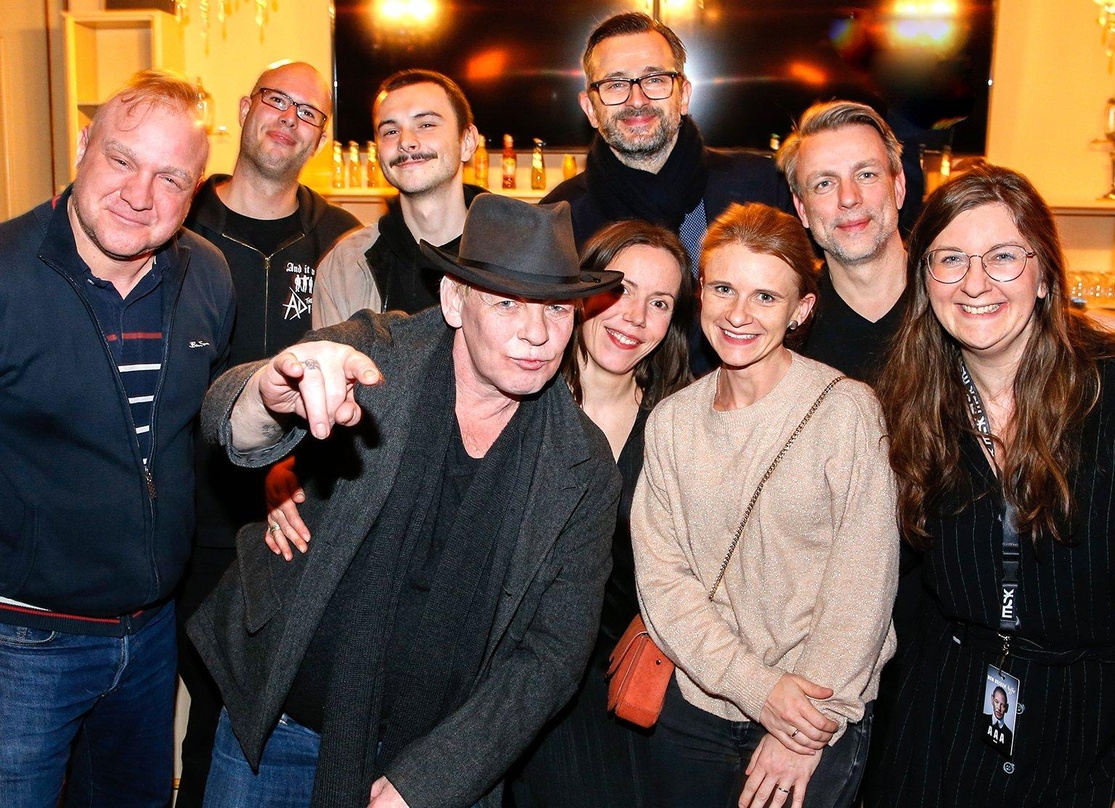 Begeistert vom Publikumszuspruch für "Affe": Ben Becker (vorn, 2. von links), die künstlerische Leiterin Marike Moiteaux (rechts daneben) und das Team von MSK Meistersinger