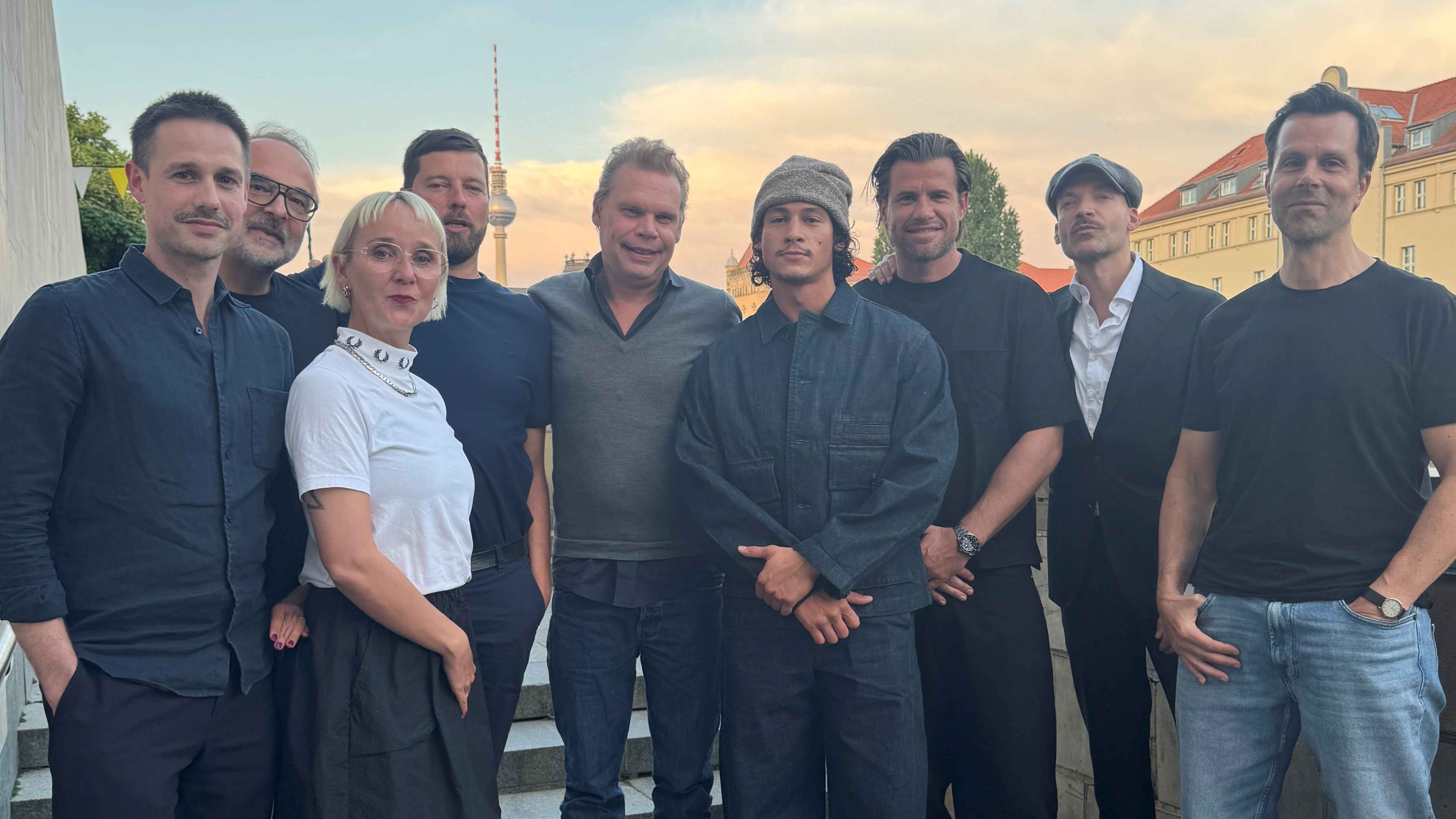 Beim Signing (von links): Christoph Bruns (Senior Product Manager, Head Of Business Intelligence Domestic Polydor x Island x Ventura Records & Electrola), Oliver Heinz (Rechtsanwalt), Kath...