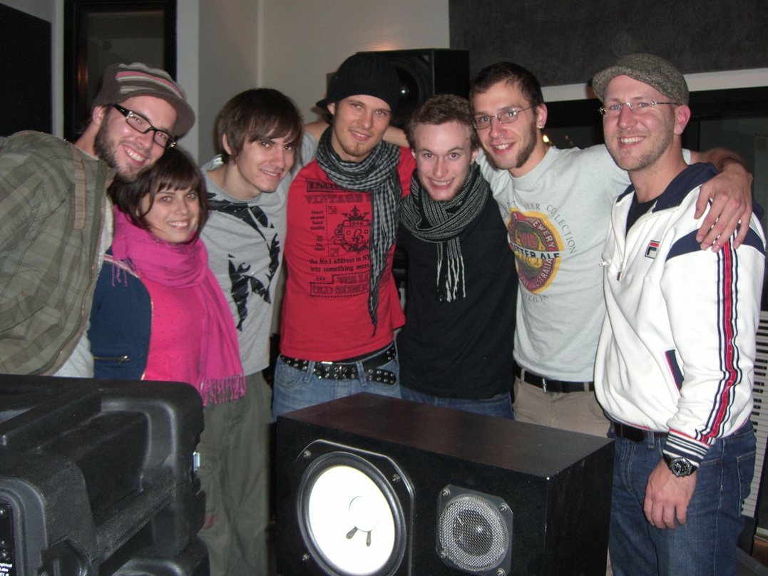 Bei der Vertragsunterzeichnung (v.l.n.r.): Marcel Riesenwebe, Federica Malafronte, Niklas Beck, Felixt Beck, David Contreras, Jonathan Krause (alle Piazumanju) und Manager Ben Galler (Gesc...