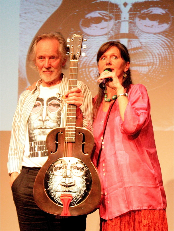 Alles für einen guten Zweck: Klaus und Christina Voormann mit Dobro