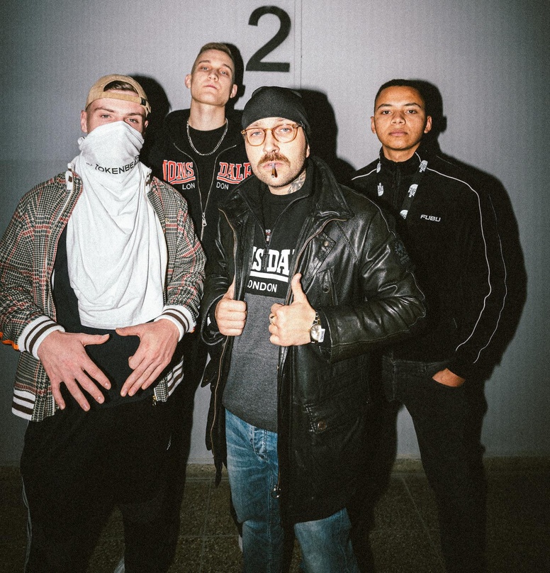 Einigten sich auf die Zusammenarbeit (von links): TLA57, Jack Düse, Labelchef Plusmacher und Tokenbeats