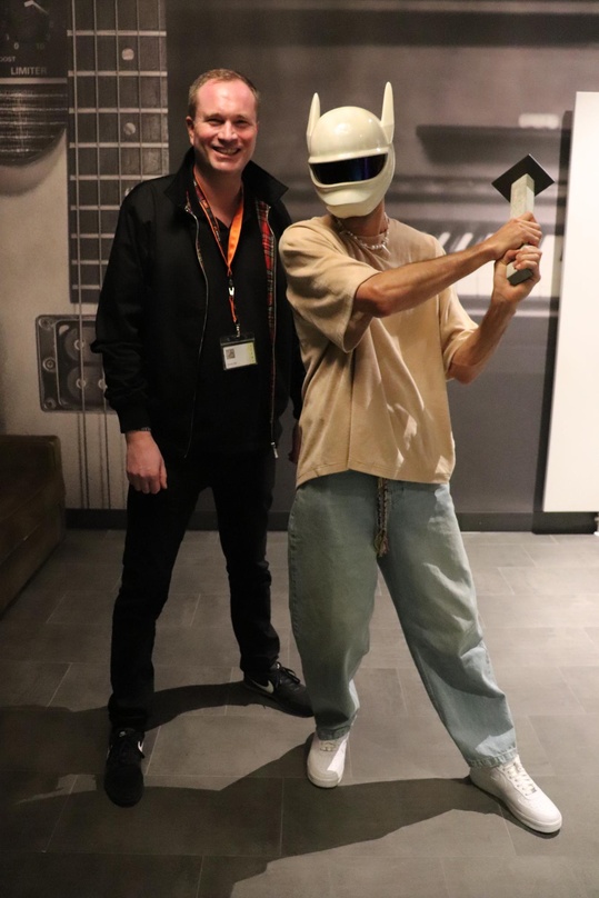 Vor dem ausverkauften Konzert in der Verti Music Hall: General Manager Dirk Dreyer (links) und Cro