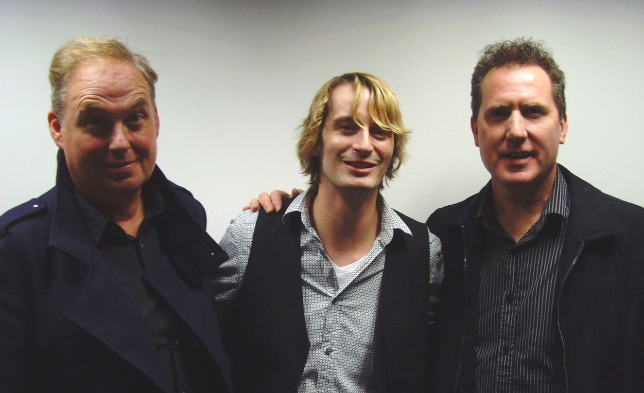 Machten Station in Hamburg: Andrew McCluskey (r.) und Paul Humphreys (l.) mit Saturn-Mitarbeiter Ingo Guhlke