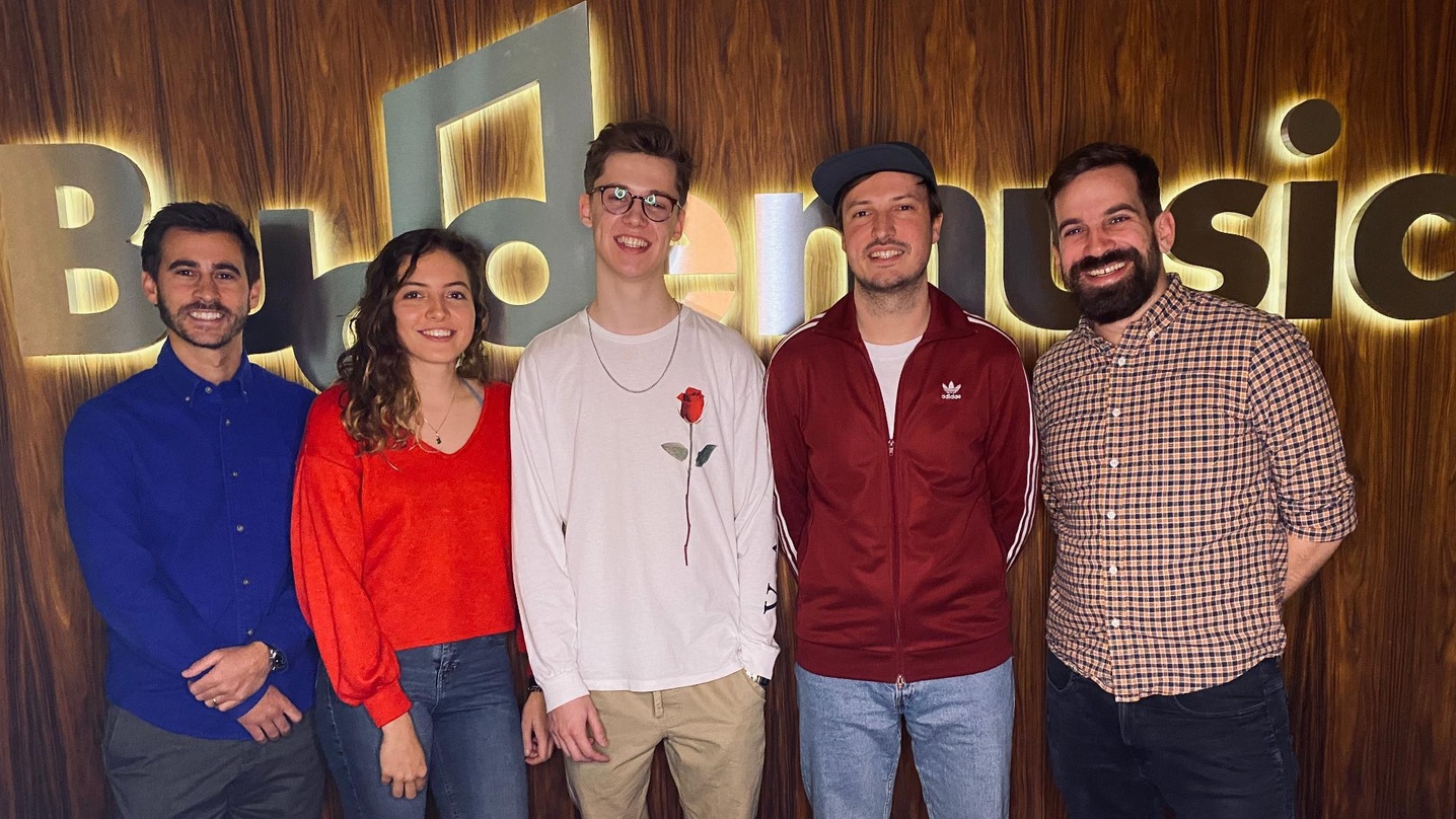 Freuen sich auf die Zusammenarbeit (von links): Benjamin Budde (CEO Budde Music), Jillian Gehring (A&R Coordinator), Jannik Brunke, Andreas Schubert (Management VYBE Brothers) und Jan-Simo...