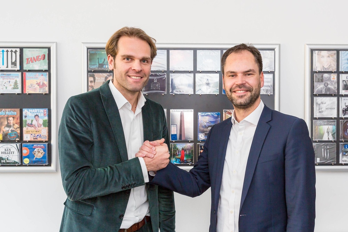 Verlängern vorzeitig ihre Zusammenarbeit: BVMI-Geschäftsführer Florian Drücke (links) und Mathias Giloth (Geschäftsführer GfK Entertainment)