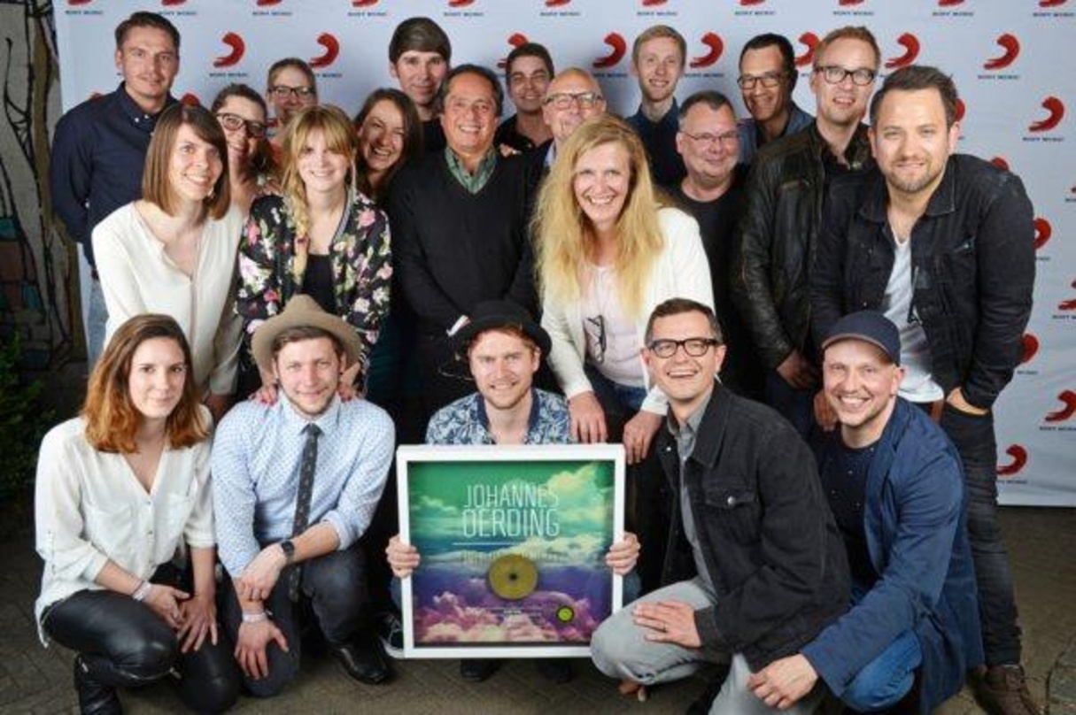 Bei der Gold-Verleihung: Johannes Oerding (vordere Reihe, Mitte) und sein Team