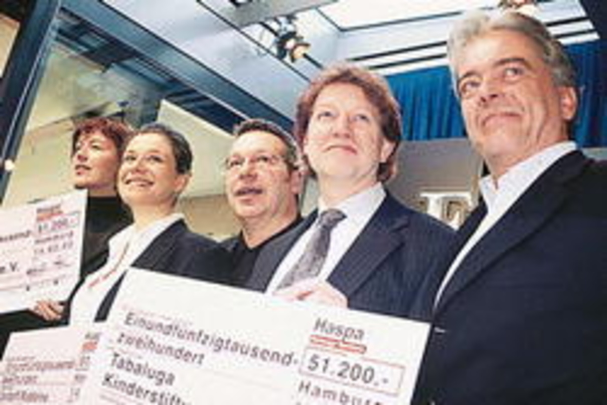 Schecks für guten Zweck (v.l.n.r.): Dorothee Kruse (Dunkelziffer e.V.), Fiona von Vaernewyck, Gerd Gebhardt (Phono-Akademie), Jürgen Haerlin (Tabaluga Kinderstiftung) und Oliver Schulten (...