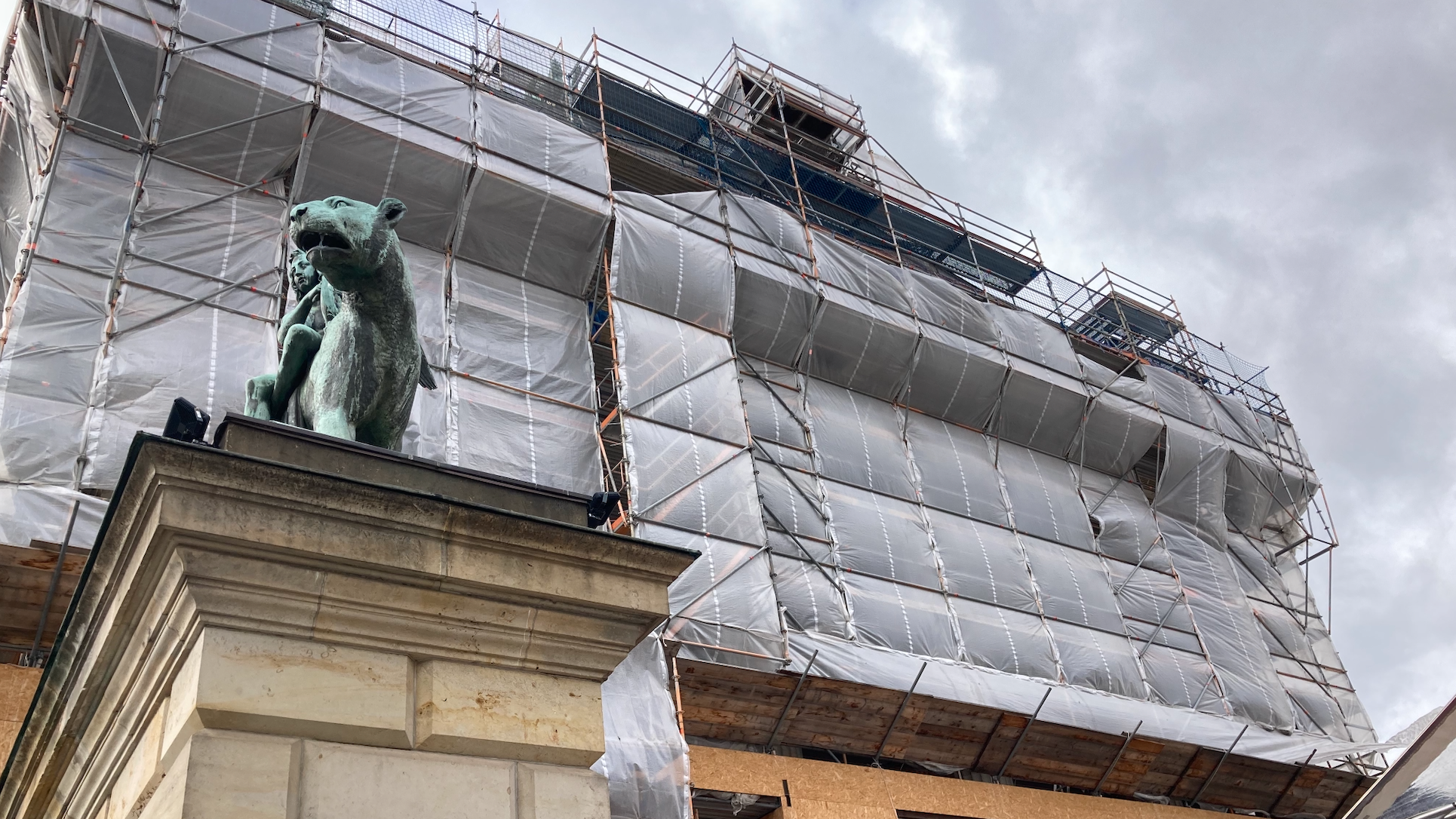 Dunkle Wolken über der eingerüsteten Spielstätte am Gendarmenmarkt: das Berliner Konzerthaus, hier kürzlich am Tag des Opus Klassik eingefangen, sagt angesichts anstehender Kürzungen ein f...