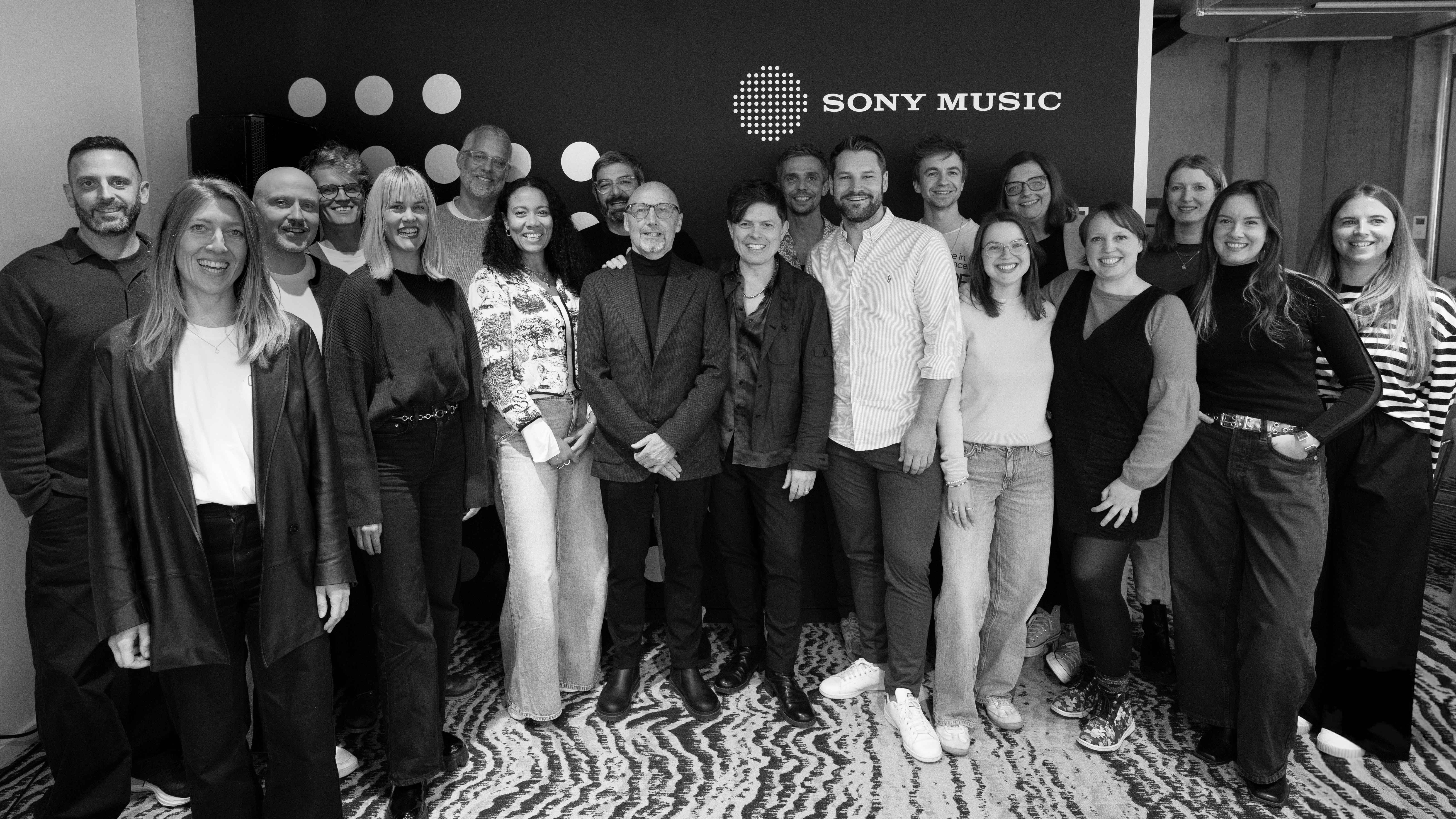 Kamen in Berlin zusammen (von links): Pino Brönner (Bam Bam Music), Antonia Drumm (Senior Manager Radio Relations), Bastian Ständer (VP Marketing Columbia Label Group), Benjamin Wild (Seni...