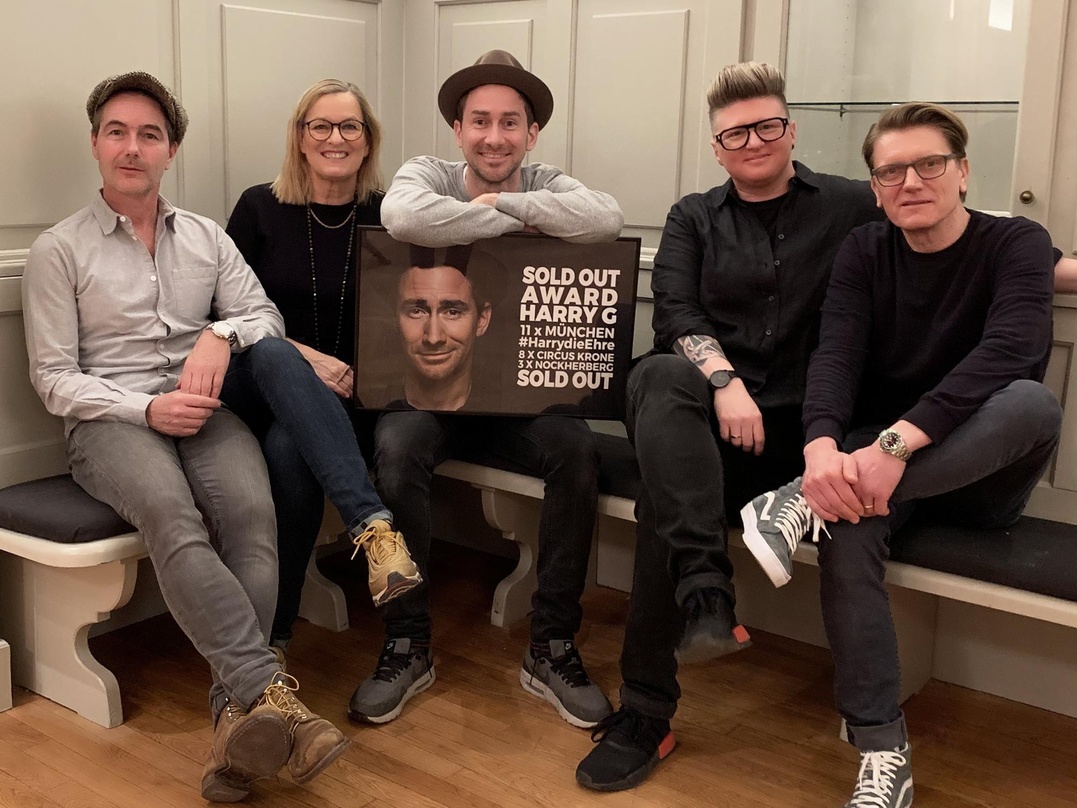 Gruppenbild mit Award (von links): Stephan Mattner (Booking), Gaby Bartolomeo (Management, Ring of Fire), Harry G, Danny Kufner (Leitung Polarkonzerte) und Ralf Kotowski (Management, Ring ...
