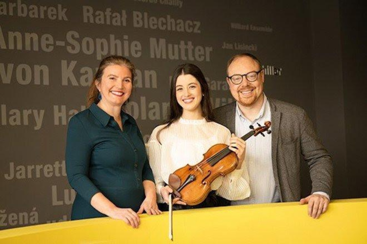 Freuen sich auf die Zusammenarbeit (von links) Valérie Gross, María Dueñas und Clemens Trautmann