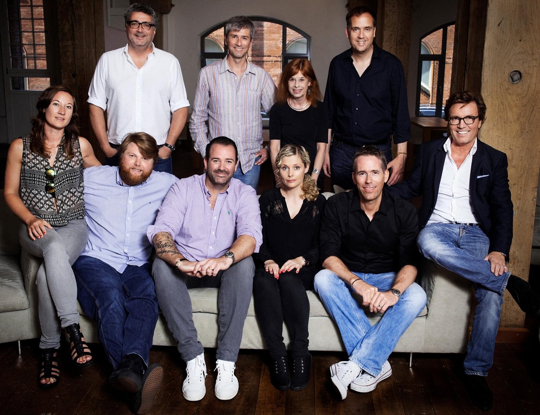 Arbeiten künftig eng zusammen (hinten, von links): Bart Cools, Jörg Glauner, Pamela Harz und Andreas Klöpfel (alle Warner Music) sowie (vorn, von links) Julia Labonte, Andreas Weitkämper (...