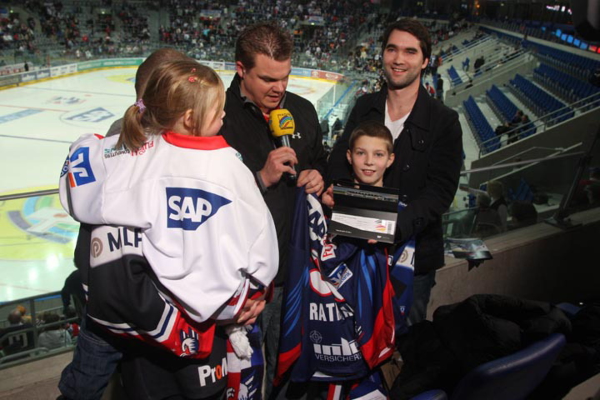 TV-Moderators Antti Soramies (M.) und Alexander König (r., Organisationsleiter Eishockey-WM) begrüßten den Jubiläumsgast