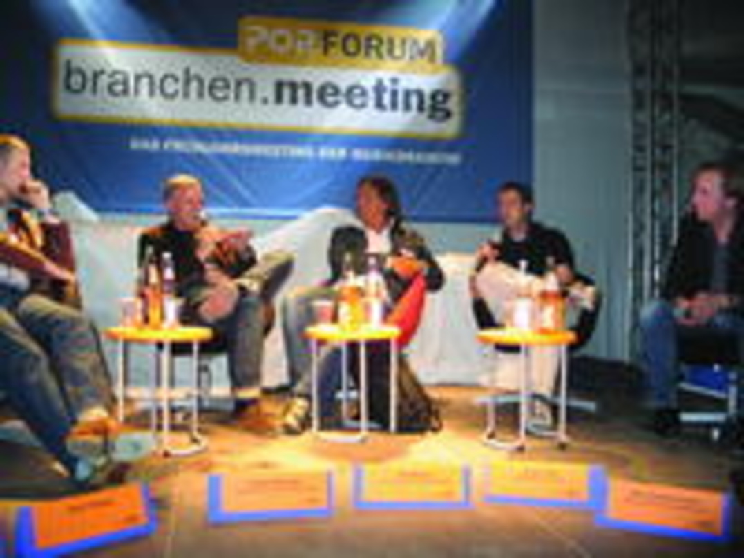 Spannender Diskurs: Kurt Thielen, Hubert Wandjo, Fitz Braum, Boris Löhe, Jörn Zimmermann (v.l.n.r.)