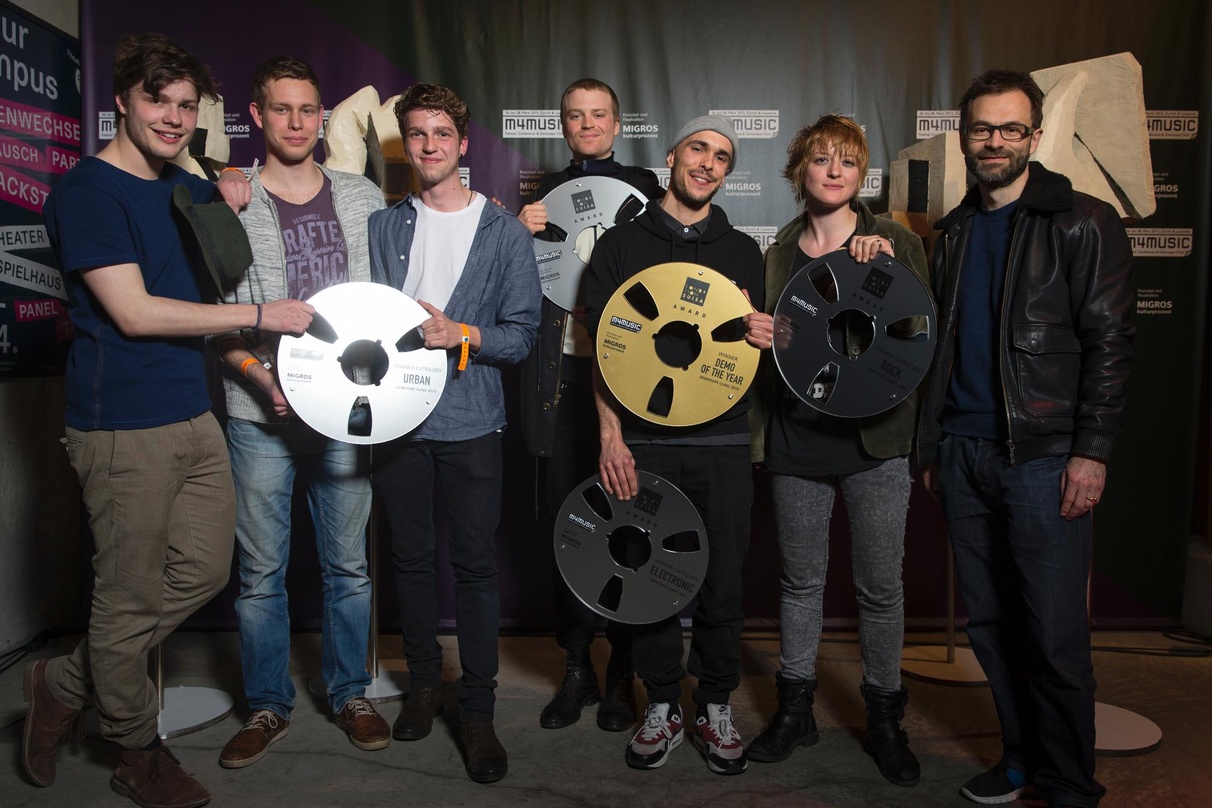 Beim Abschluss der Demotape Clinic (von links): Die Gewinneracts Pedestrians, Don't Kill The Beast, FlexFab und Chikitas mit Festivalleiter Philipp Schnyder von Wartensee