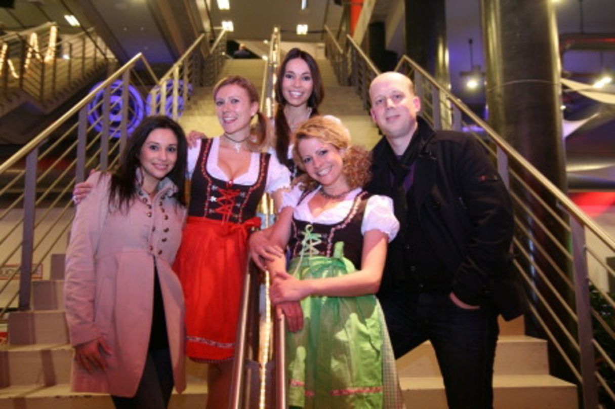 Neue Partner (v.l.n.r.): Diana Sorbello (Executive Producer), Franzi, Marie, Vroni (alle Heidis Erben) und Manfred Rolef (Vice Preisdent Electrola)