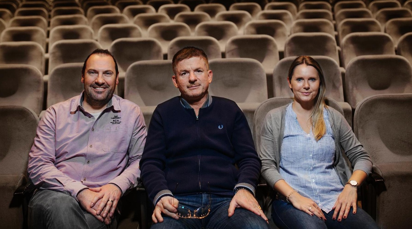 Besiegelten die Zusammenarbeit (von links): Armin Delmar (Senior Product Manager/A&R Spassgesellschaft), Heinz Strunk und Sandra Bromba (Head of Spassgesellschaft)