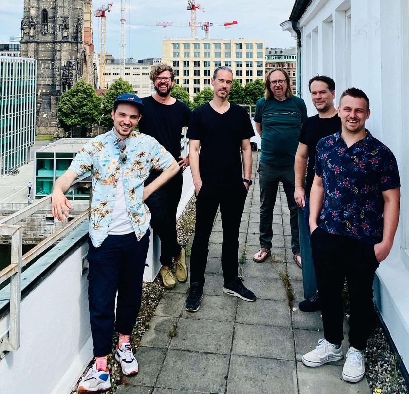Freuen sich auf die Zusammenarbeit (von links): Falk-Arne Gossler, Oliver Kolb (GF Napa Songs) Christian Neander, Carol von Rautenkranz (GF Napa Songs), Hauke von der Brelje (Anwalt Niko S...
