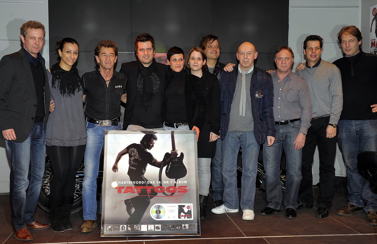 Bei der Übergabe des Special-Awards: Peter Maffay (3.v.r.) und sein Team||Bei der Übergabe des Special-Awards versammelten sich (v.l.n.r.) André Mühlhausen (Senior Vice President Sales & D...