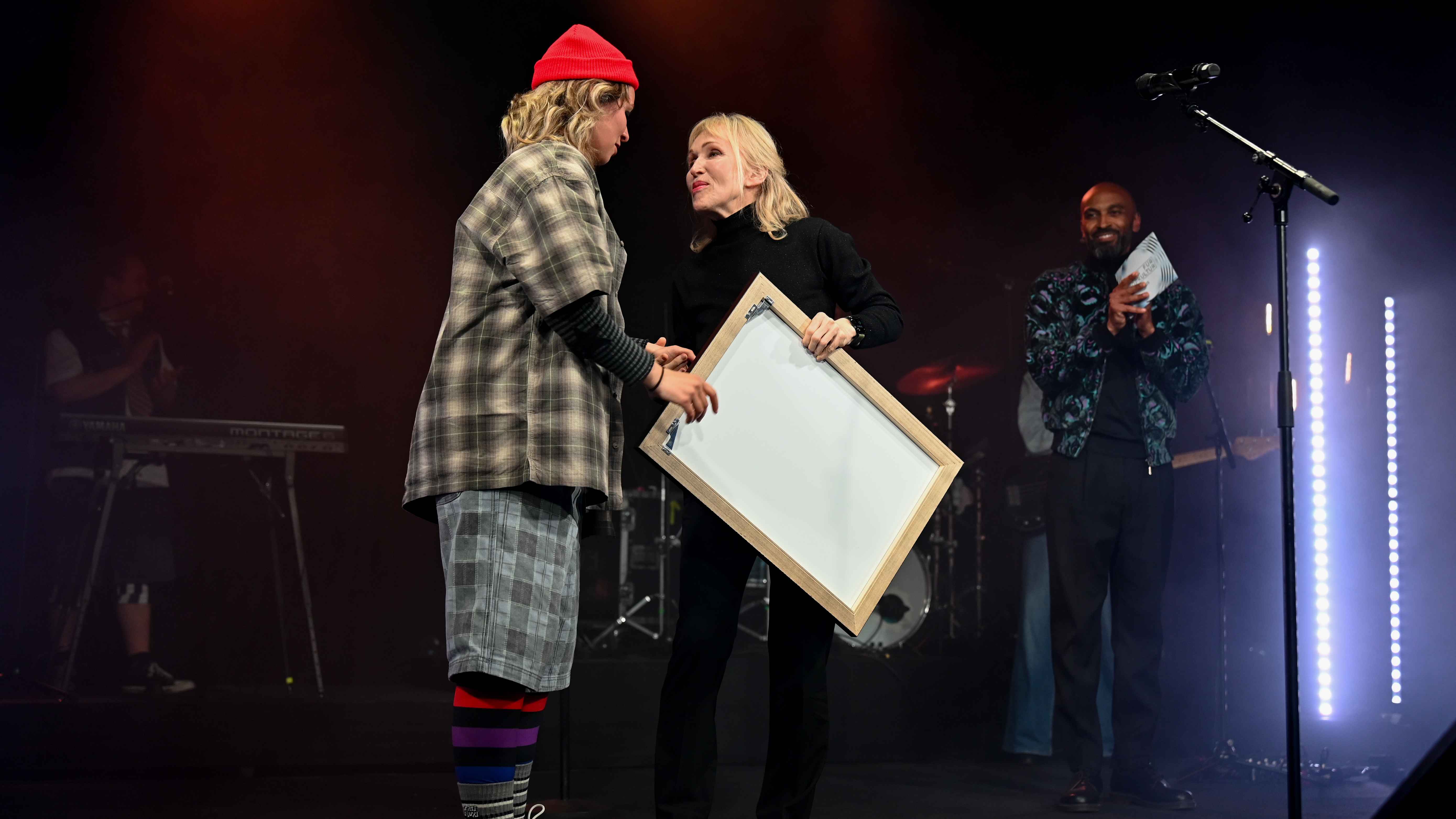 Bei der letzten Ausgabe vom Preis für Popkultur (von links): Laudatorin Paula Carolina, Lebenswerk-Preisträgerin Annette Humpe sowie Moderator Chris Brow.