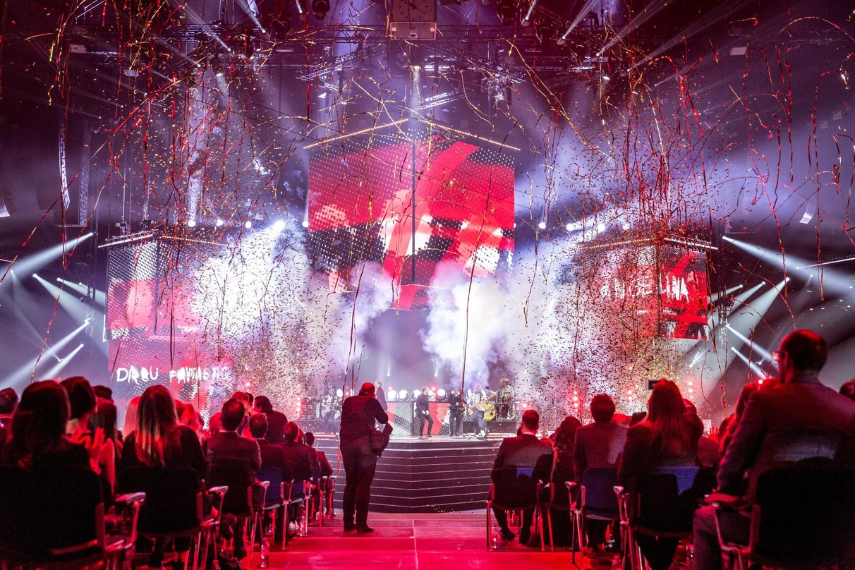 Konfettiregen für den Hit des Jahres: Dabu Fantastic auf der Bühne der Swiss Music Awards 2017