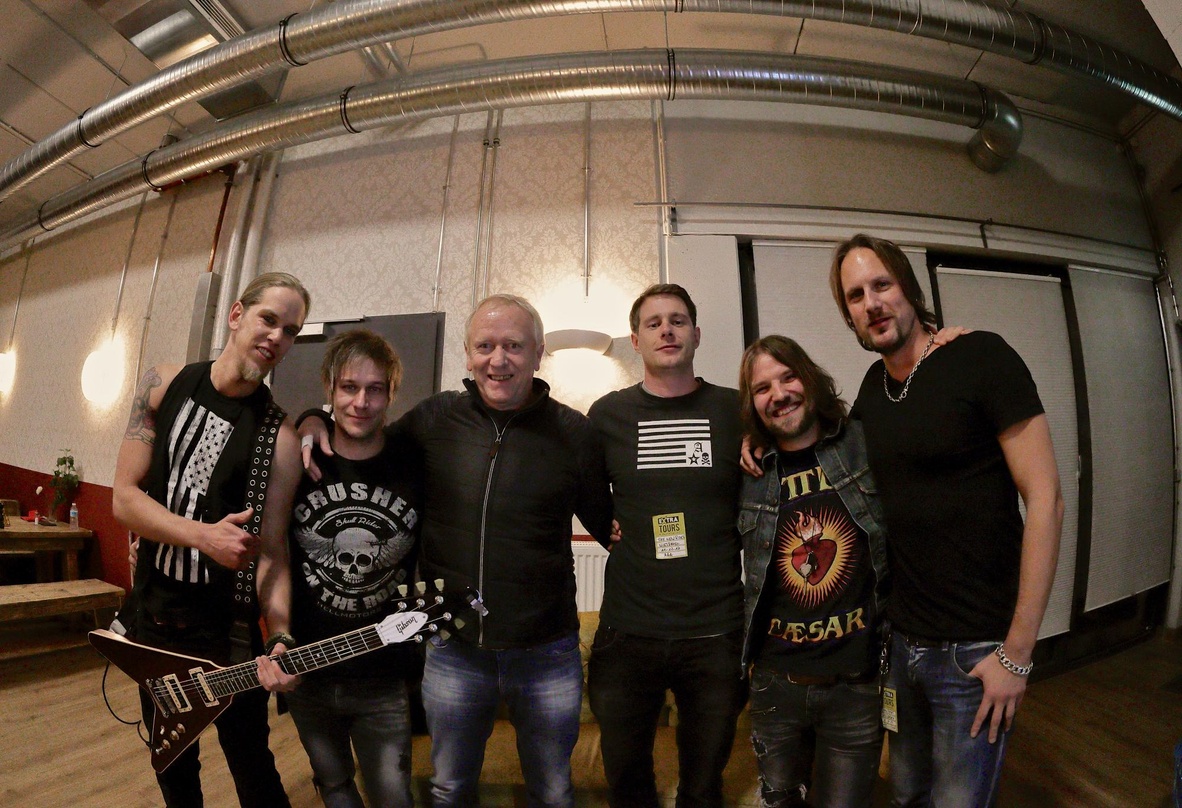 Vor der Show in Wiesbaden (von links): Norma Bites, Hardy (beide The New Roses), Devile Schober (Manager), Florian Reiser (Brainstorm Music Marketing), Timmy Rough und Urban Berz (beide Th...