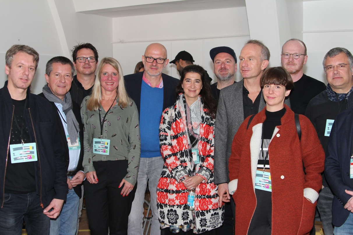 Diskutierten in einer umfangreich besetzten Runde Möglichkeiten und Probleme bei Entwicklung von Musikstädten und Kreativstandorten: Nina Lütjens (4. von links) und Olaf Gemse Kretschmar (...