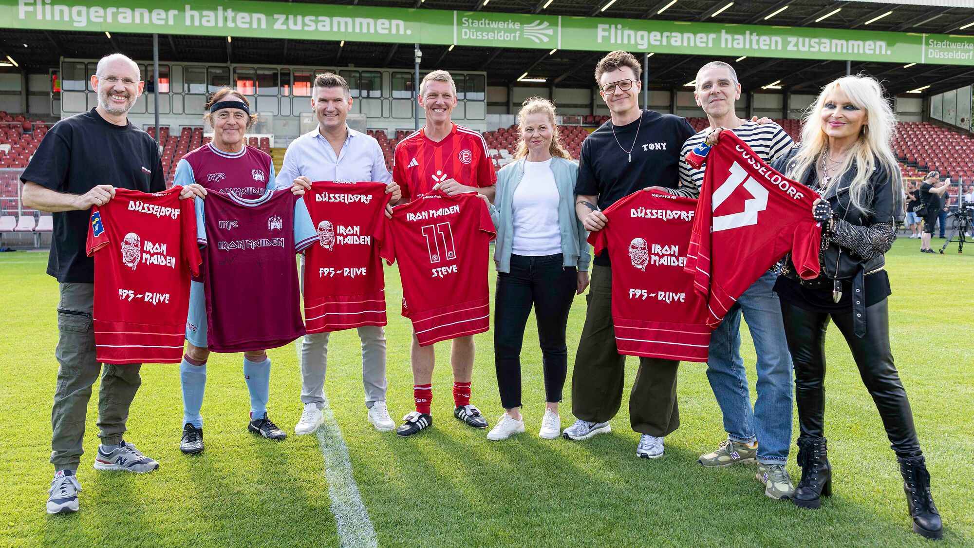 b95a037f f489 4e42 839f 6bb68f468e52 Bei der Trikotübergabe vor dem Spiel (vor links): Michael Brill (CEO D.Live), Steve Harris (Bassist Iron Maiden), Arnd Hovemann (Vorstand Fortuna Düsseldorf), Axel Bellinghausen (Fortuna-L...