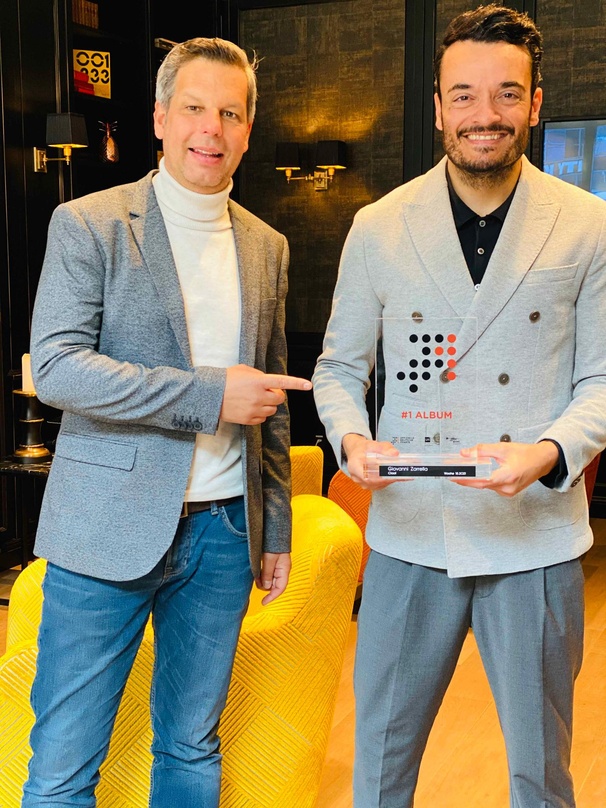 Feiern den Nummer 1 Award: Giovanni Zarrella (rechts) und Überbringer Ken Otremba (Telamo)