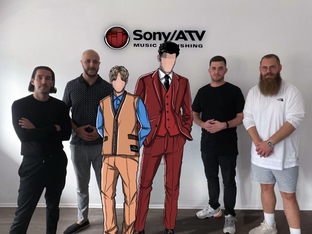 Machen gemeinsame Sache (von links): Cihan Can (UOIEA), Sohail Sadat (UOIEA), Kücük Efendi, Yung Kafa, Marcel Valin und Niklas Tholen (beide SonyATV)