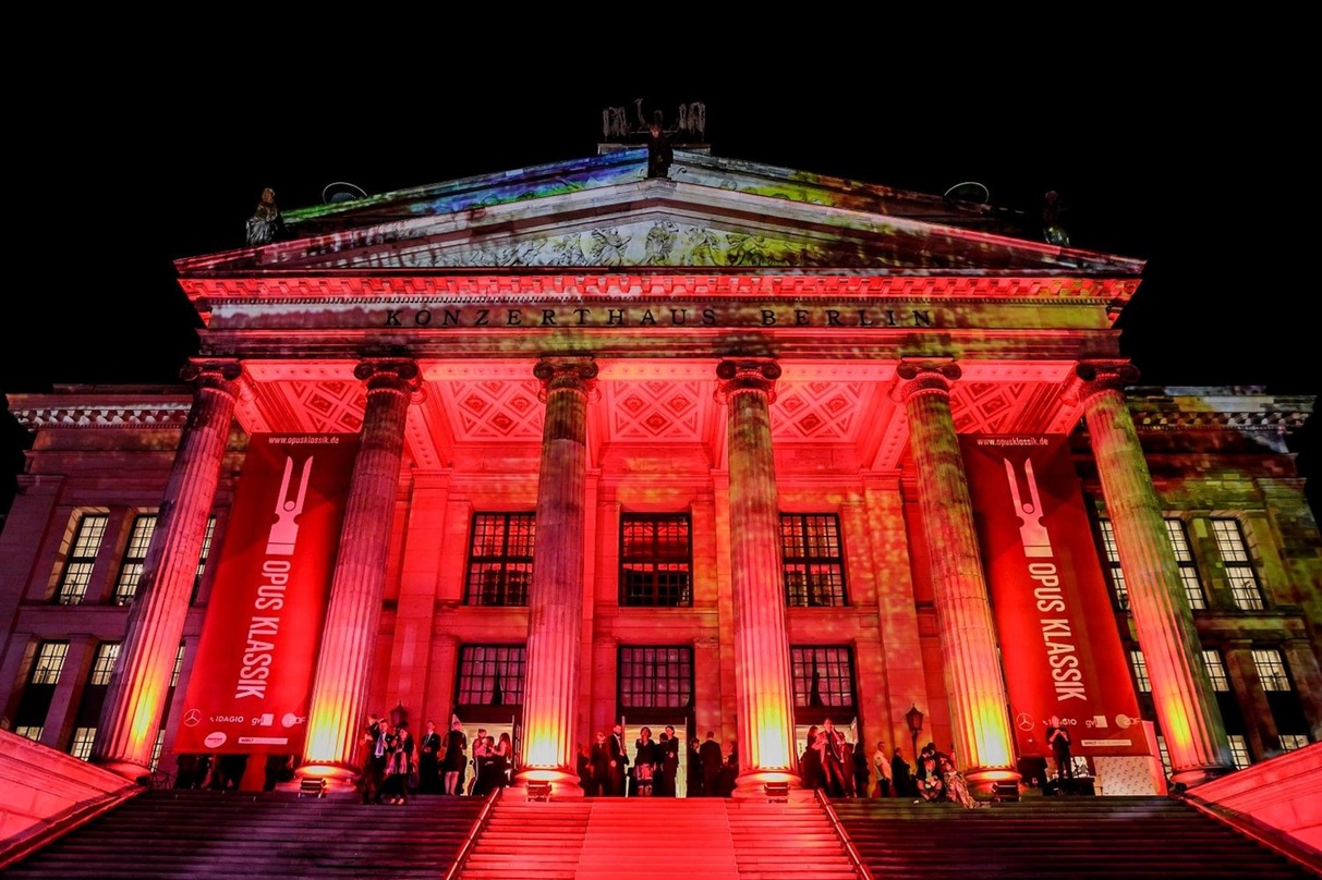 Bild mit Symbolcharakter: schon im Vorjahr hatten die Veranstalter des Opus Klassik das Berliner Konzerthaus in rotes Licht getaucht, noch nicht ahnend, was die Corona-Krise an Problemen f...