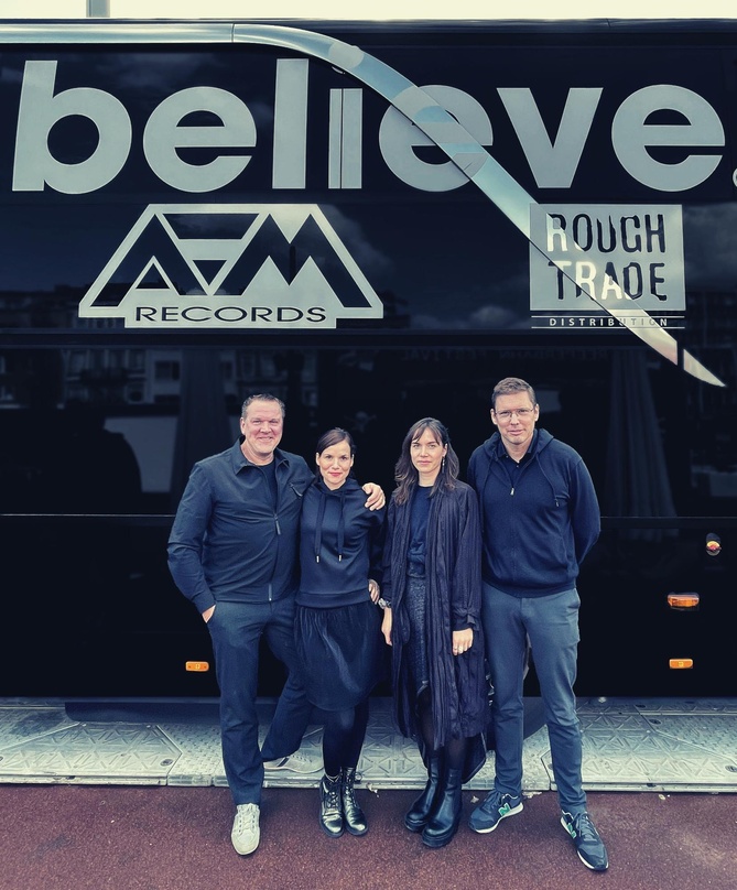 Ziehen jetzt an einem Strang (von links): Uli Mücke (Geschäftsführer Roof Music), Karoline Mücke (Label & Künstlermanagement Roof Music), Elisa Garthen (Senior Artist Relationship Manager ...