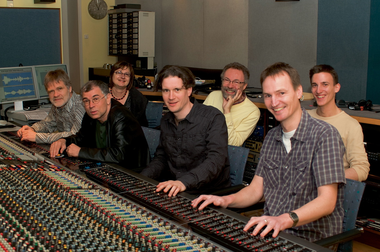 Feiert Jubiläum: Das Team der Bauer Studios mit (v.l.n.r.) Gerd Puchelt, Johannes Wohlleben, Eva Bauer-Oppelland, Philipp Heck, Rainer Oppelland, Michael Vermathen und Marcel Schechter