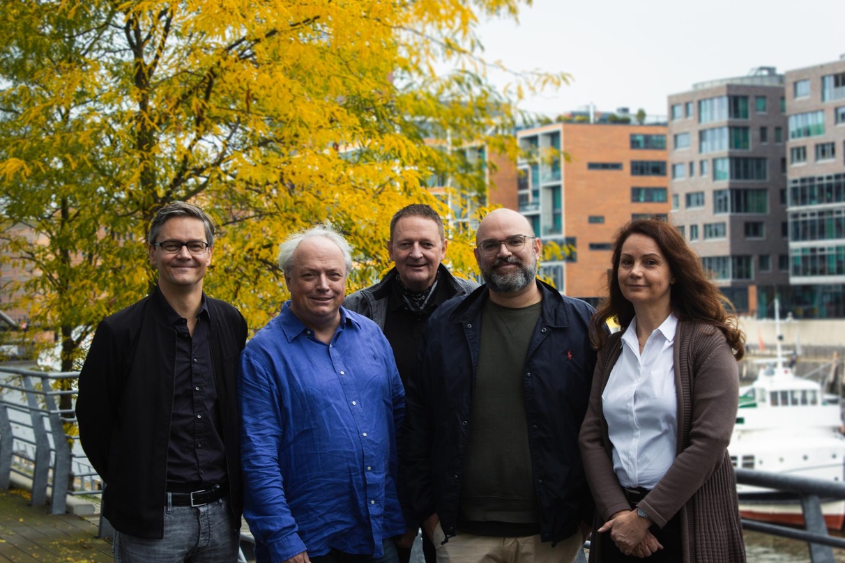 Besiegelten die vertiefte Zusammenarbeit im Herbst 2021 (von links): Holger Fleder (Geschäftsführer Broken Silence), Joachim Becker (Labelmangement und A&R Jazzline & Leopard, sowie Musikp...
