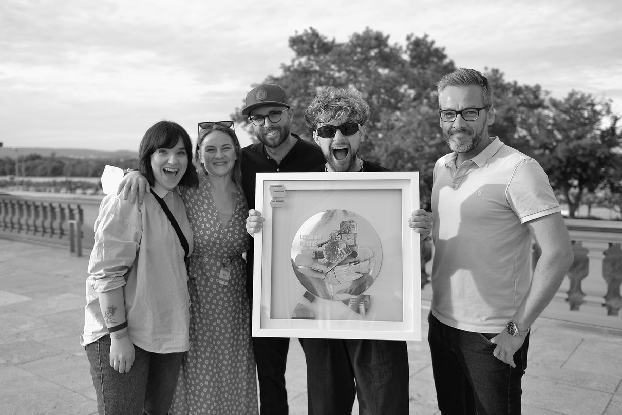 Bei der Verleihung (von links): Mandy Endres (Audience Manager Radio Ariola & RCA), Vera Jakubeit (Head of Audience Management Radio Ariola & RCA), Markus Immesberger (Head of Marketing RC...