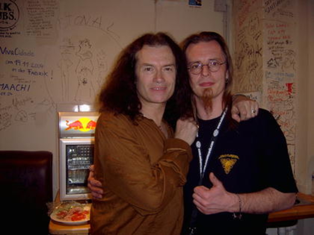 Hart und herzlich: Jörg Düsedau (r.) mit Rocker Glenn Hughes