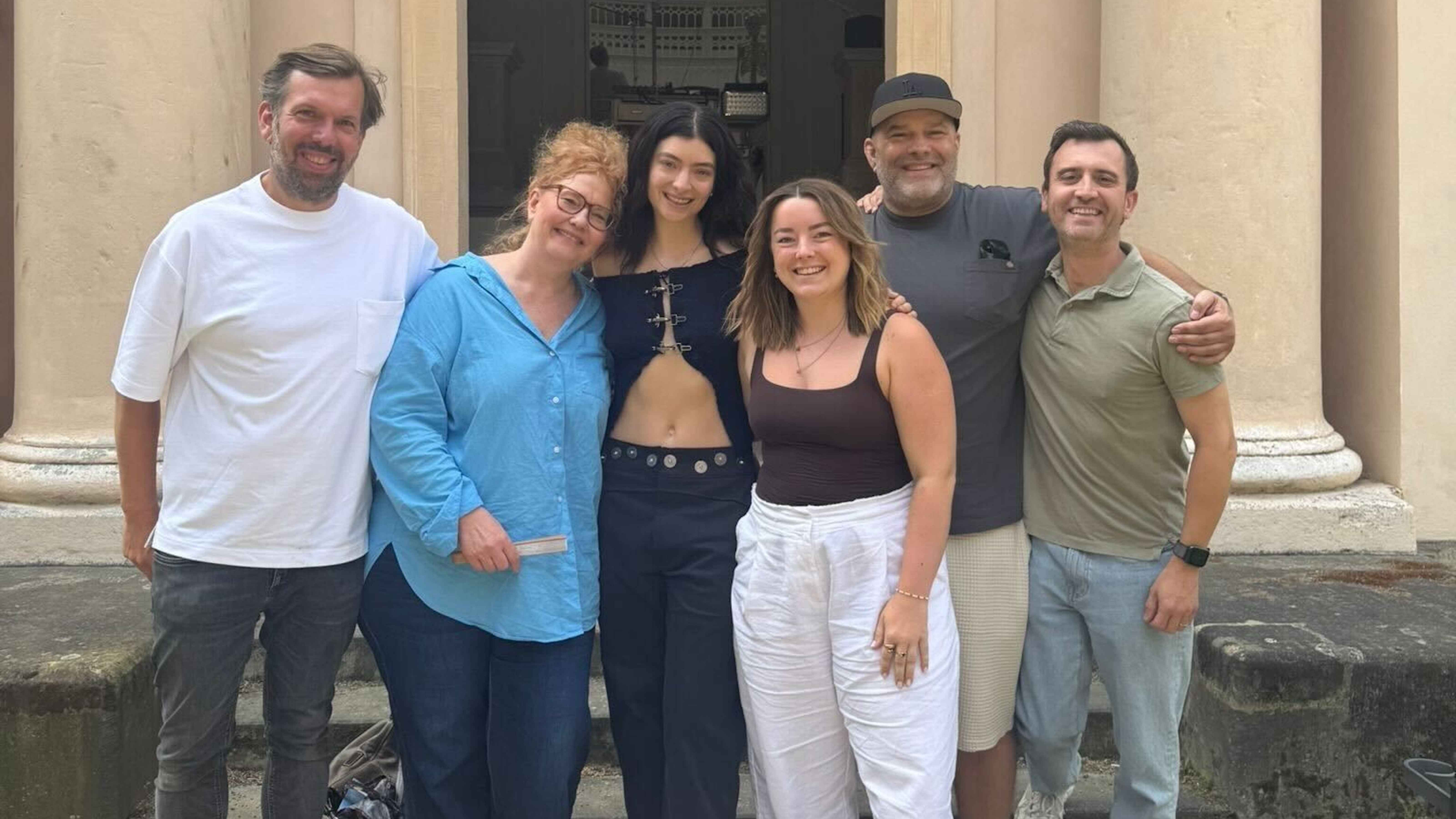 Kamen während Lordes Deutschlandbesuch für ein Foto zusammen (von links): Jens Winkelmann (Senior Director Artist Marketing), Genia Jessen (Senior PR Manager TV, beide Universal Music Inte...
