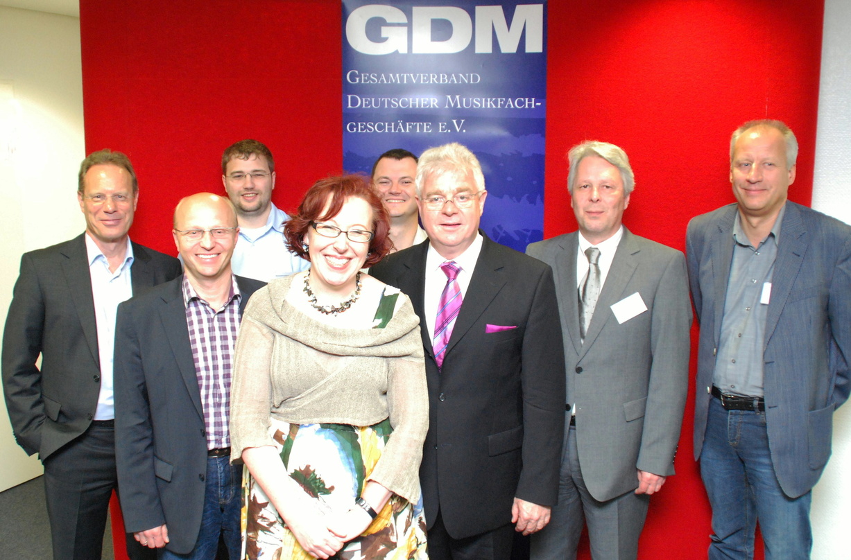 Geschäftsführer mit Präsidium (v.l.n.r.): Geschäftsführer Dr. Heinz Stroh, Andreas Horn, Klaus-Dieter Gehner, Arthur Knopp, Frank Steinbrecher, Daniela Zimmer, Christian Bach und Frank Eic...
