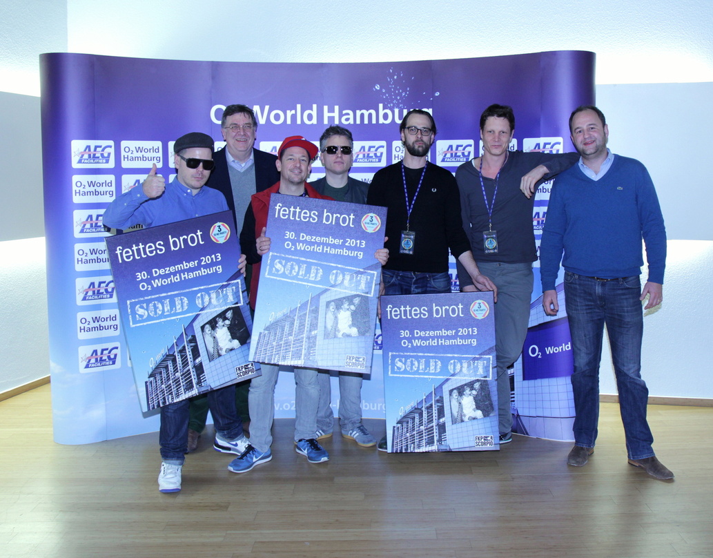 Trafen sich zur Preisverleihung backstage in der O2 World Hamburg (von links): König Boris (Fettes Brot), Uwe Frommhold (Geschäftsführer O2 World Hamburg), Dokter Renz, Björn Beton (beide ...