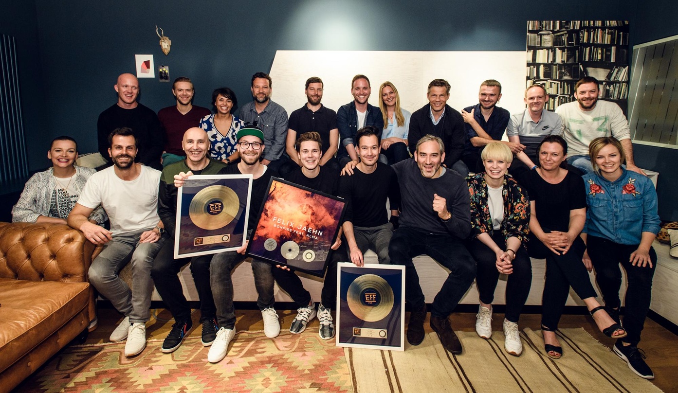 Feierten mit Platin (vorn, von links:) Sara Schlegl (Senior Manager Artist & Content Univeresal Music Brands), Daniel Schmidt (Director A&R PIL), Esteban d Alcázar (Sector 3, Management Ma...